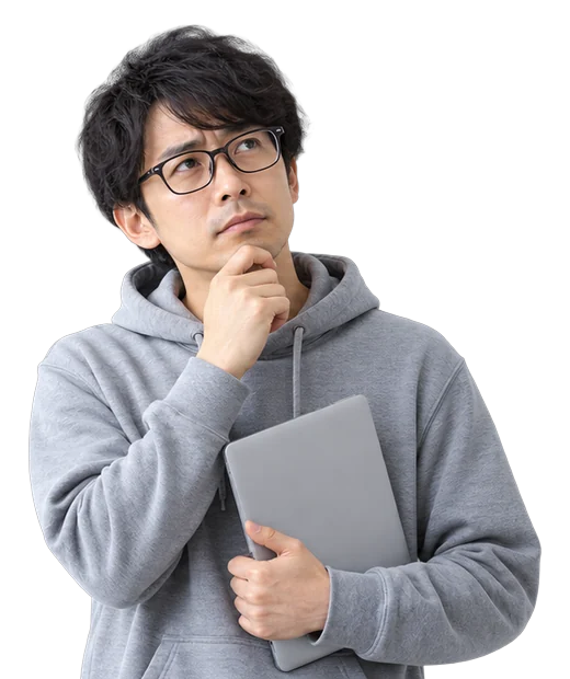 パーカー姿でノートパソコンを持ち、考え込むエンジニア