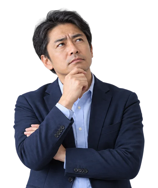 腕を組んで考え込む、受託会社の代表
